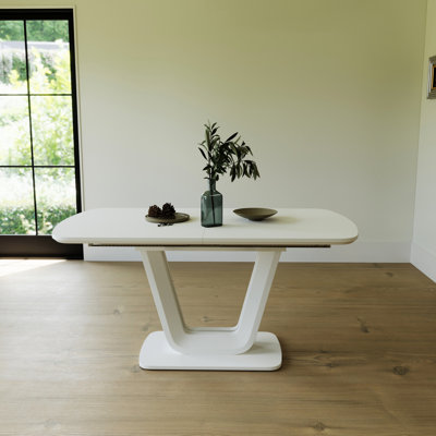 Table de salle à manger extensible blanche avec pieds solides en forme de U pour la stabilité en blanc, convient à 2 à 8 personnes