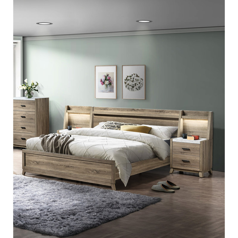 Grand lit moderne au fini bois naturel rustique avec cadre artisanal et tête de lit pour chambre à coucher