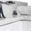 Dessus de meuble-lavabo en pierre Montary 43 x 22 de couleur marbre blanc de Carrare avec lavabo rectangulaire encastré en céramique et 3 trous de robinet avec dosseret.