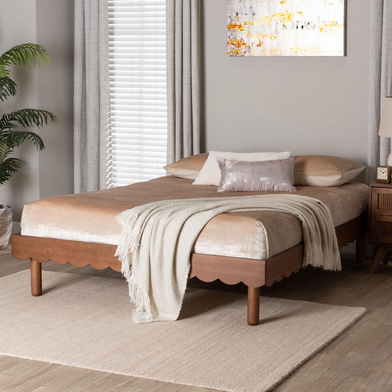 Base de lit plateforme en bois avec bordure festonnée Baxton Studio Lozoya