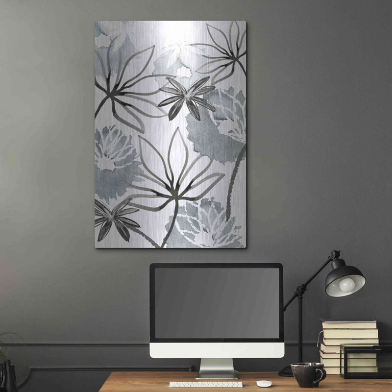 Fleurs monochromes II par Flora Kouta, H 36 po x l 24 po