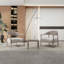 Deux chaises d'appoint avec une table basse pour le salon-1093131590