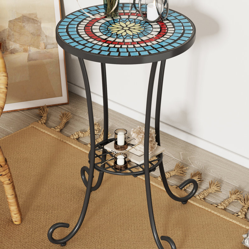 Table d'appoint de patio avec tablette en bleu et noir, plateau en carreaux de céramique, structure en fer, 14 po x 14 po x 22,25 po, surface de décoration polyvalente, base, 14 po x 22,25 po