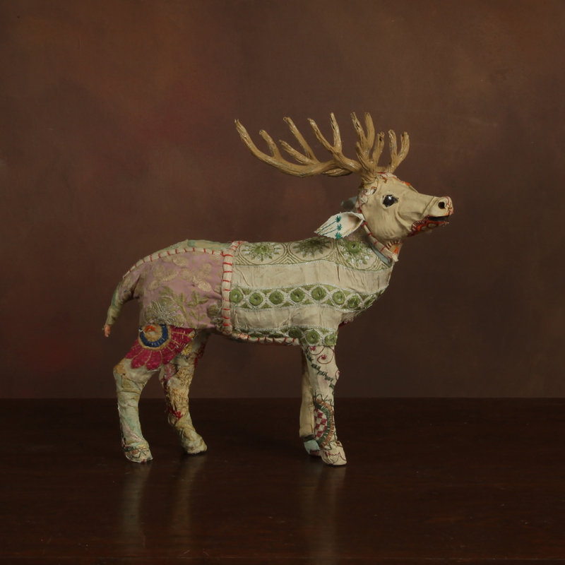 Figurine de cerf enveloppé de tissu