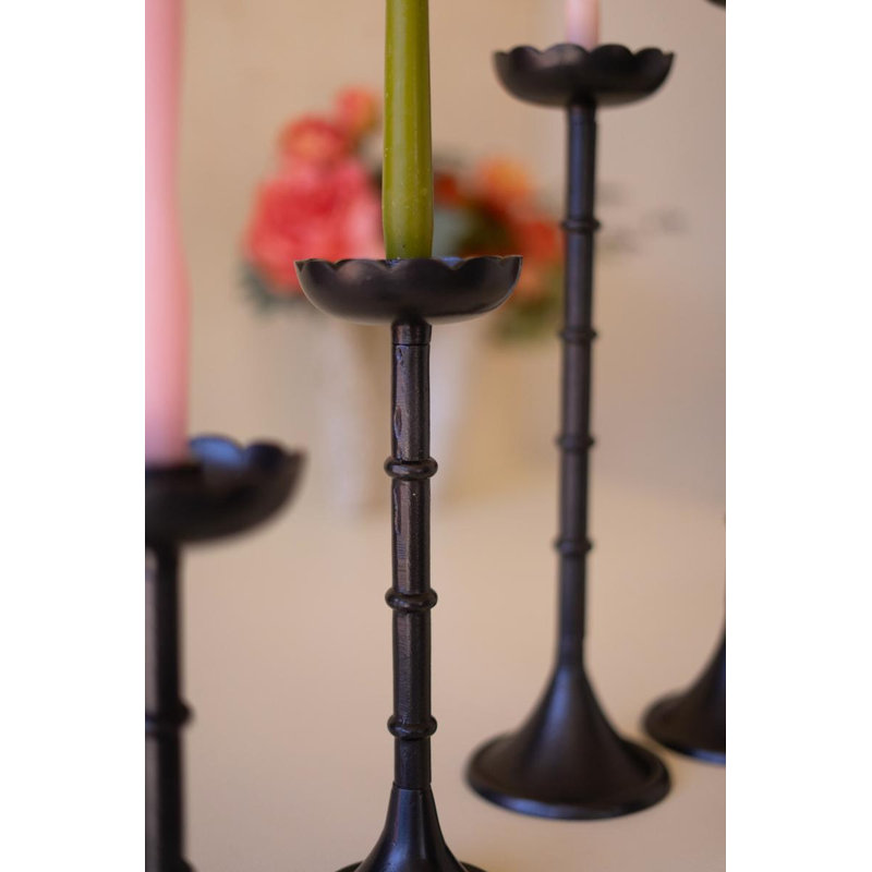ENSEMBLE DE QUATRE PORTE-BOUGIES TAPER EN FONTE - FLEURS