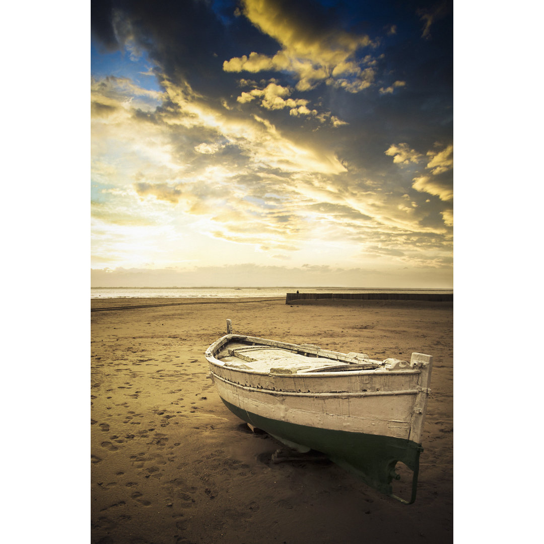 Mittelmeer Fischerboot am Strand von JulieanneBirch - Leinwandbild