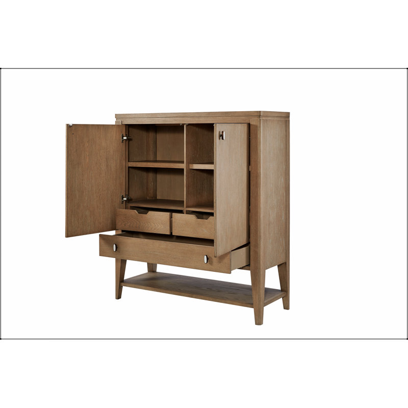 Commode de porte à finition caramel avec charnières à fermeture en douceur et rangement à compartiments multiples pour les intérieurs modernes et transitionnels