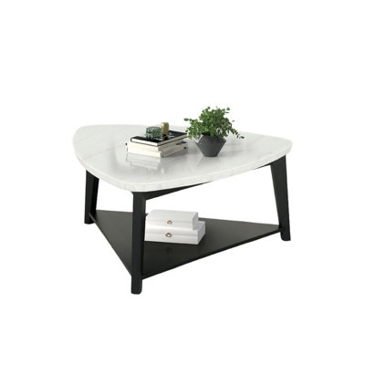 Table basse triangulaire contemporaine avec plateau en marbre et tablette inférieure - finition noire et blanche
