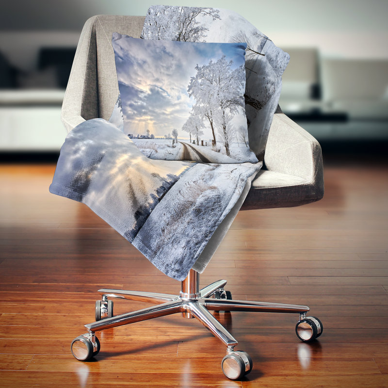 Coussin imprimé Cloudscape in Winter Terrain, 16 po x 16 po, Coussin décoratif
