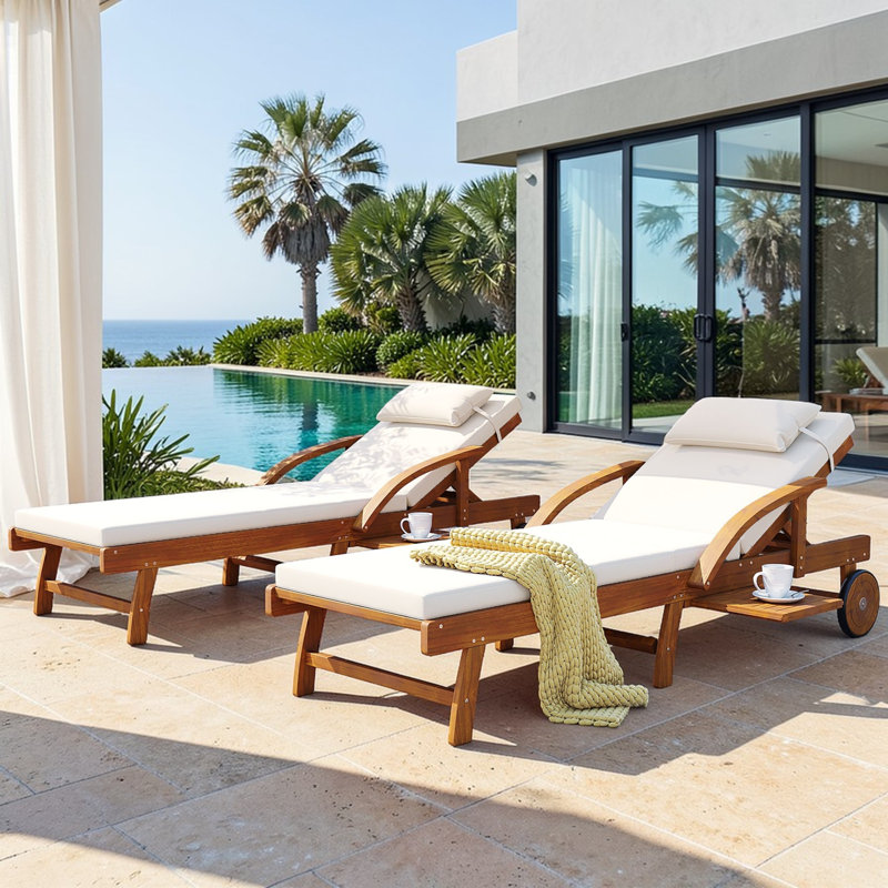Ensemble de 2 chaises longues d'extérieur, dossier et repose-pieds réglables, bois massif, accoudoirs courbés, patio contemporain près de la piscine