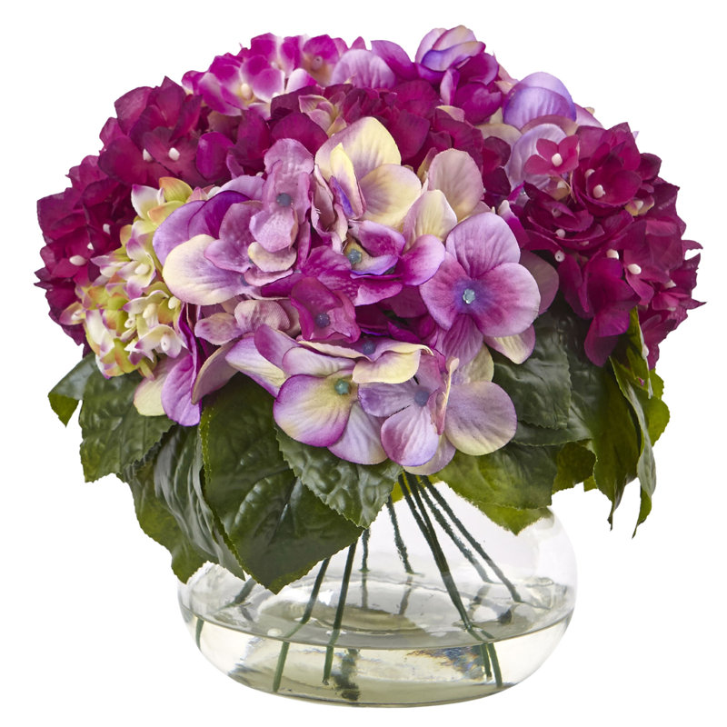 Centre de table d'hortensias dans un vase
