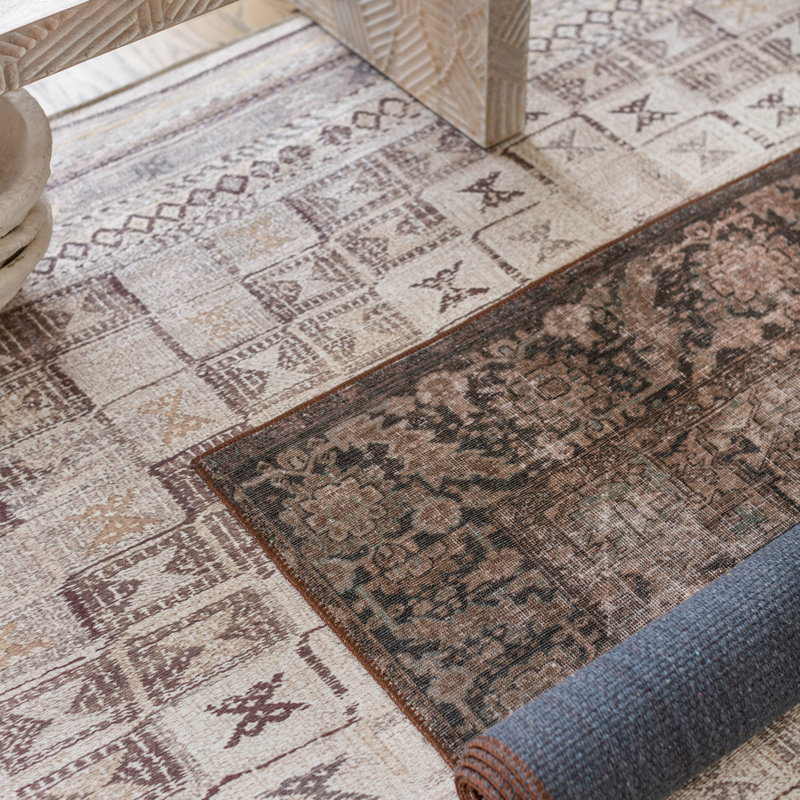 Tapis géométrique en polyester tissé à la machine lavable à la machine en beige / bourgogne, Rectangle 5 pi x 7 pi 6 po