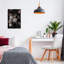 Cadre flottant foncé avec arrangement de fleurs, design par Annabelle Hall-1283662009-1283662010