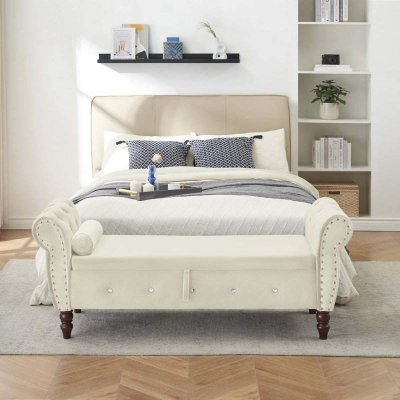 Ce banc repose-pieds rectangulaire en velours de 63,38 po est doté de pieds en bois massif avec boucle en cristal et d'un coussin