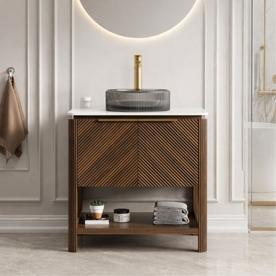Meuble-lavabo de salle de bain 30 po, meuble de rangement autoportant en contreplaqué avec 2 portes diagonales rayées et tablette ouverte, lavabo en verre noir et plateau en pierre frittée blanc de Carrare