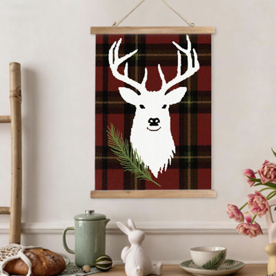 Cerf blanc sur fond écossais, art mural à volutes suspendues, cintre en bois intégré, l 16 x L 24
