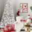 Arbre de Noël enneigé 9 pi avec 850 lumières UL, 63 pins naturels, 2240 pointes enneigées, structure à charnières pour une installation sans effort, base en métal robuste et aspect blanc, support à branches rapides
