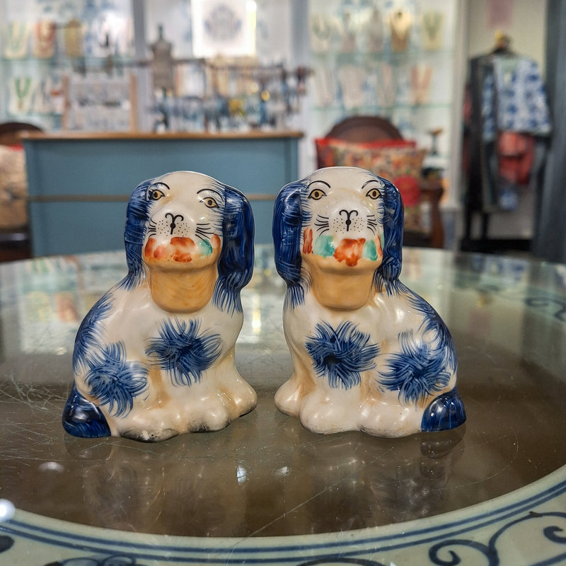 Petite paire de figurines de chien bleu style Staffordshire, Bleu/blanc/beige