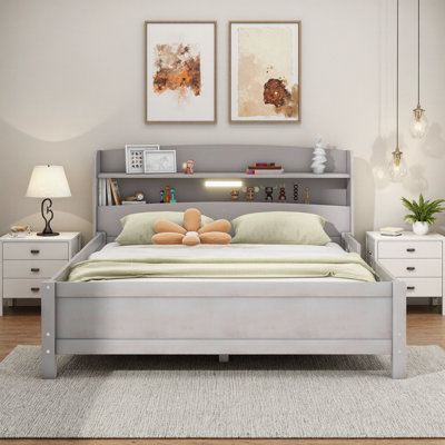Lit plateforme en bois pleine grandeur avec lumières à DEL intégrées, tête de lit avec rangement gris antique et garde-corps | Aucun sommier tapissier requis