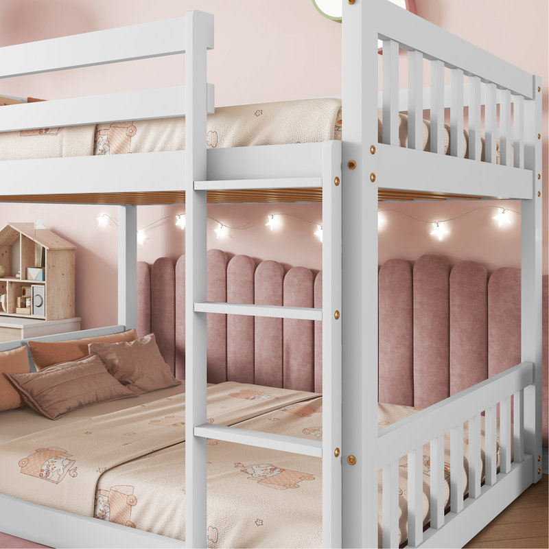 Lit simple superposé au-dessus du sol avec garde-corps, rampe d'escalade, maisonnette blanche confortable pour aire de repos, rampe polyvalente pour chambre à coucher