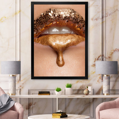 Gros plan sur les lèvres liquides dorées - Photographie sur toile