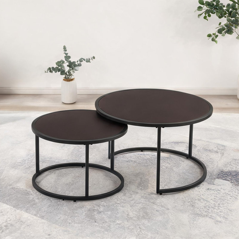 Ensemble de 2 tables basses rondes gigognes, plateau en similicuir brun chaud avec base en métal noir, peu encombrant pour le salon