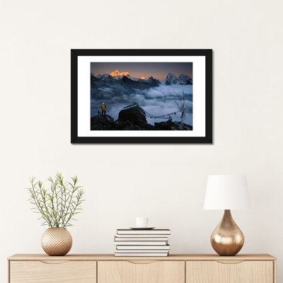 «Mountaineer Enjoying the View of Mt Everest and the Himalayan Mountains at Sunset from Gokyo Ri, Khumbu, Népal», reproduction de photo sur toile