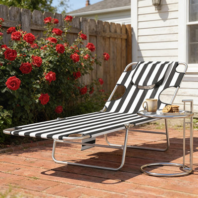 Chaise longue d'extérieur pliante pratique avec dossier réglable et cavité faciale pour les bains de soleil, les voyages et la détente.