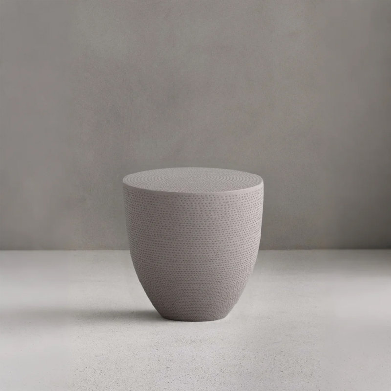 Table d'appoint en béton, légère et cylindrique