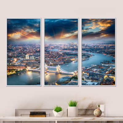 Vue aérienne de Londres au crépuscule - photographie flottante sur toile 3 pièces
