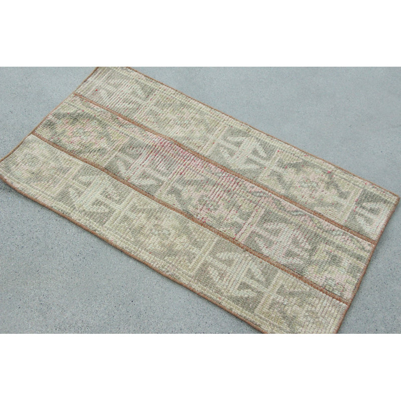 Petit tapis turc vert antique parfait pour le vestibule et la cuisine dans un style nomade et campagnard éclectique, idéal pour la décoration de chambre d'enfant