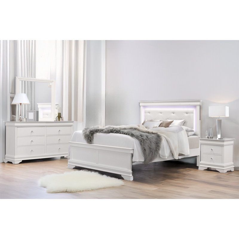 Cynthie White Faux Leather Upholstered Tufted LED Panel Bedroom Set, Quatre pièces : lit, table de chevet, commode et, Simple