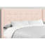 Grand lit en velours rose glamour avec pieds en métal incurvés et support