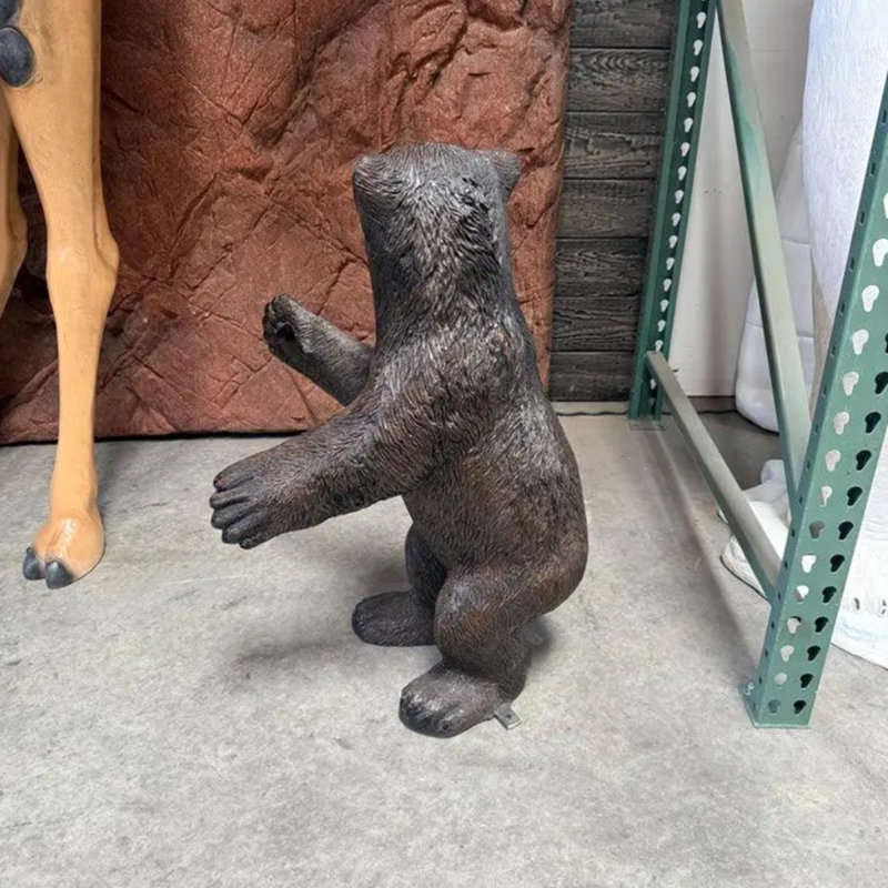 Statue de bébé ours grizzly grandeur nature