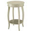Table d'appoint ronde blanche antique avec étagère, s'harmonisant avec le décor de la pièce. Étagère en bois pour le rangement et la présentation.