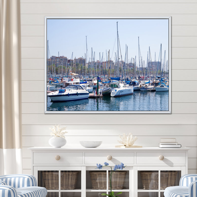 Yacht amarré au port Vell sur toile, H 12 po x l 20 po x P 1 po, Cadre flottant blanc