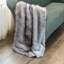 Jeté en fausse fourrure gris clair Thomas Collection®-115636313