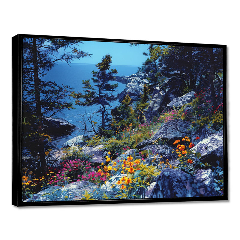 «Blossoming Mountain Flowers By The Blue Lagoon», art mural plage et océan, Toile avec cadre flottant noir