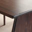 Une table de salle à manger en bois de frêne robuste et durable-111007984