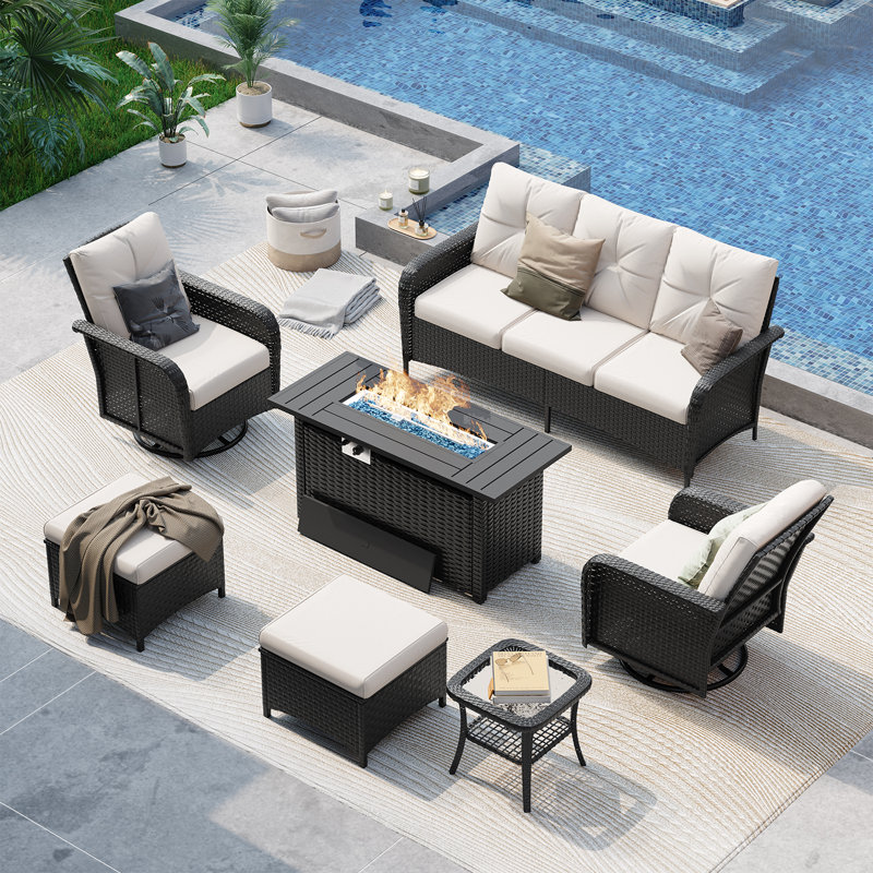 Ensemble de patio extérieur en osier 7 pièces avec table foyer de 44 po et chaises pivotantes, Beige, Black