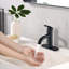 Robinet de salle de bain monocorps et robinet de salle de bain à poignée simple avec bec incurvé-70630155