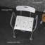 Chaise de douche avec dossier et accoudoirs, commode de chevet à hauteur réglable, siège de toilette surélevé pour plus de confort et de sécurité pour les personnes âgées et les personnes à mobilité réduite