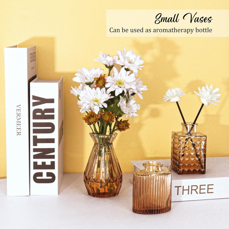 Ensemble de 36 petits vases en verre ambré, parfaits pour décorer vos centres de table. Bouteilles en verre vintage, vases transparents de formes variées, idéaux pour une décoration de table rustique, un mariage ou une décoration intérieure.