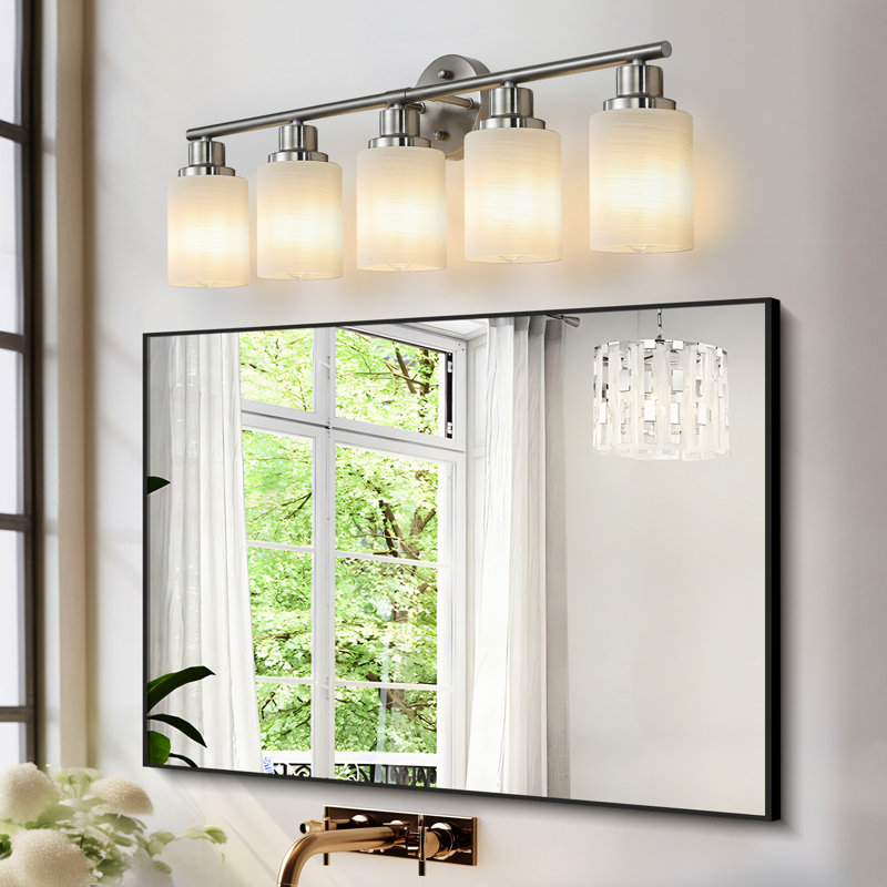 Moderne à 5 appliques murales, nickel brossé et verre givré - Créez une élégante finition et un abat-jour de meuble-lavabo pour salle de bain idéal pour la décoration