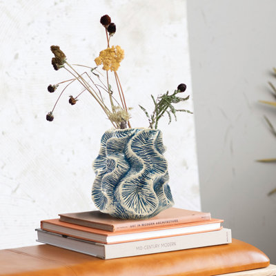 Vase en grès de forme organique à motif ondulé Fieldway