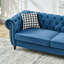 Canapé 2 places moderne de style Mid-Century, 165 cm, revêtement en velours bleu, accoudoirs arrondis, clous décoratifs, bois de pin massif, assise mi-ferme, mousse haute densité + ressorts, pour appartement, revêtement avec accoudoirs arrondis.