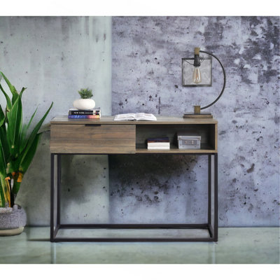 Bureau d'écriture polyvalent et rustique avec construction robuste et rangement pratique