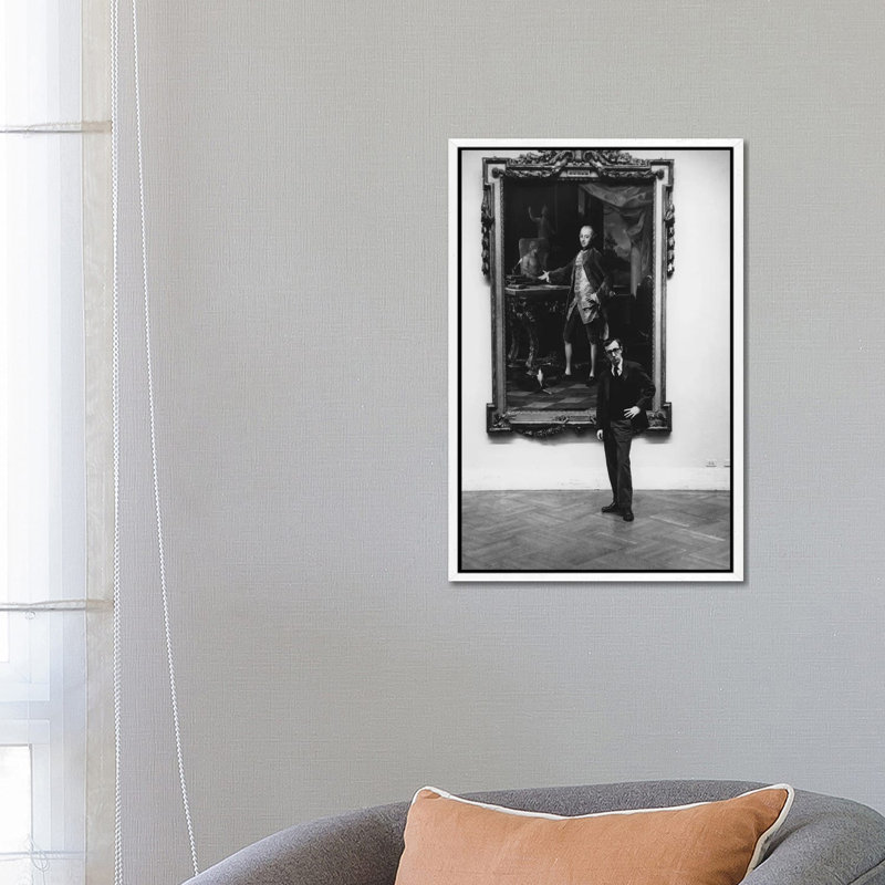 Woody Allen at the Met (NYC, 1963) by Ruth Orkin - Photograph Print on Canvas, 66.04 cm H x 45.72 cm W, White Framed