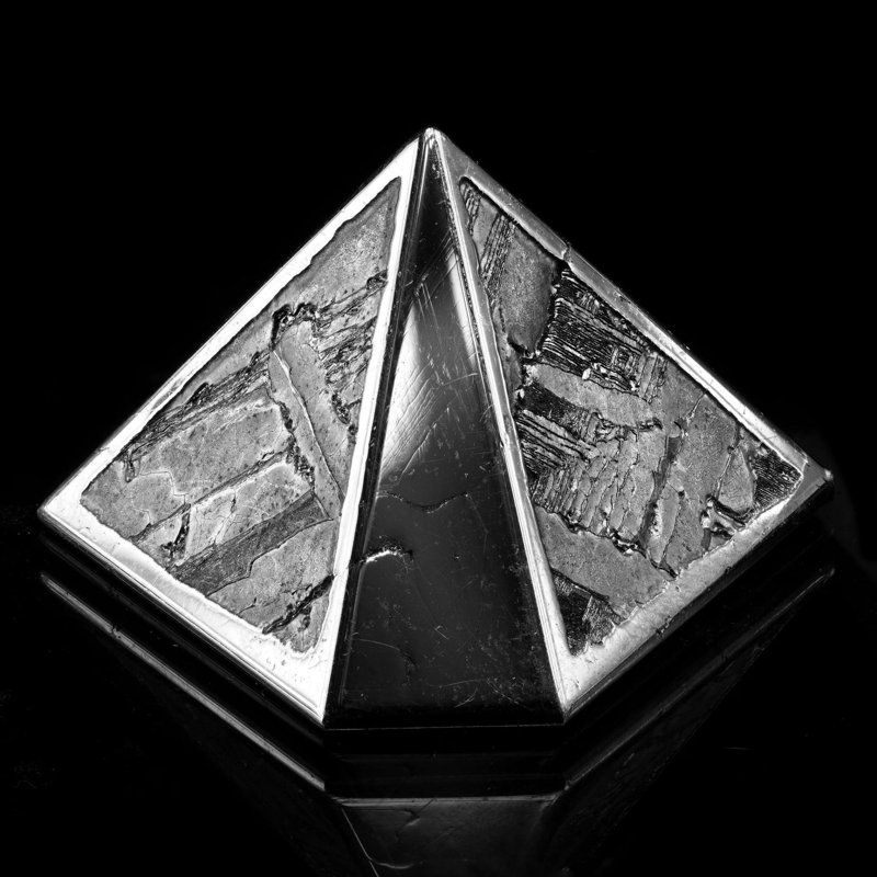 Pyramide de météorite Muonionalusta / 44 grammes