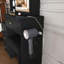Ce meuble-lavabo moderne comprend 3 modes d'éclairage DEL à luminosité réglable, 4 tiroirs et plusieurs tablettes de rangement ouvertes, un porte-séchoir à cheveux et une prise de courant, et une chaise de coiffeuse